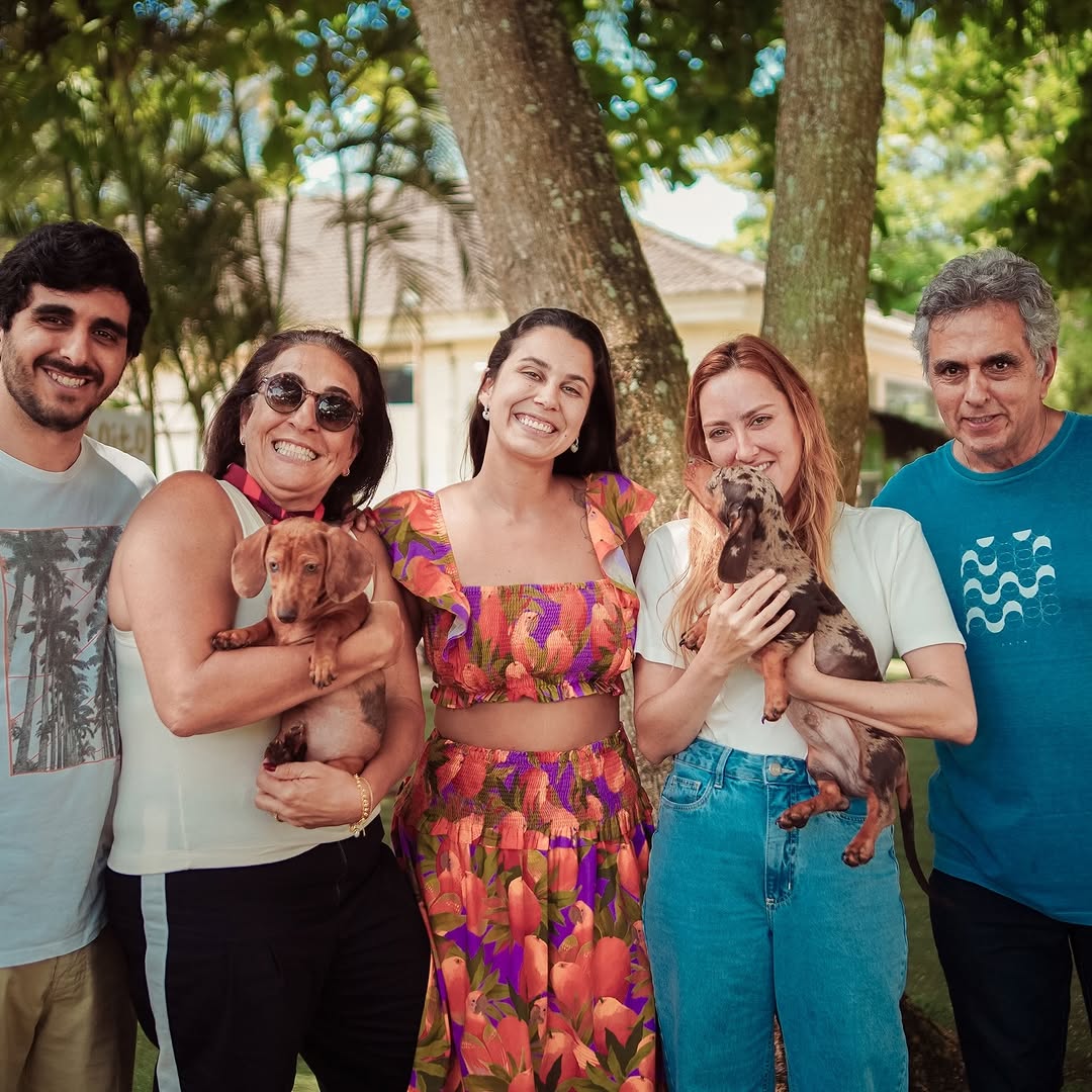 Happy dachshund family